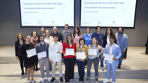Ganadores y ganadoras de los premios junto con los miembros del CIEU, y los ponentes del acto.